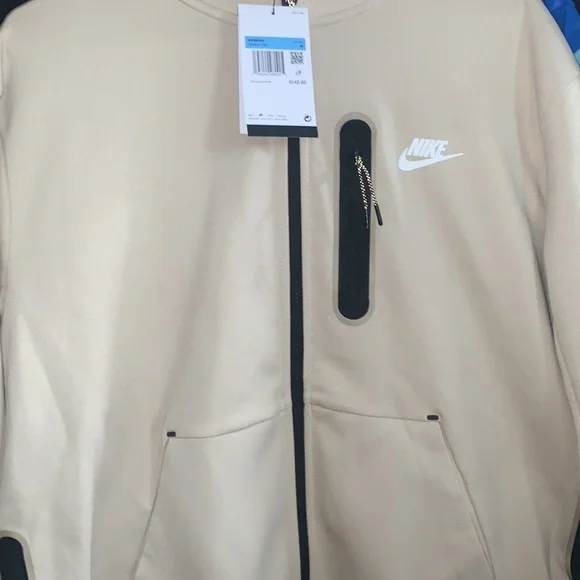 NWT Nike Sportswear Tech Fleece - Picture 3 of 5